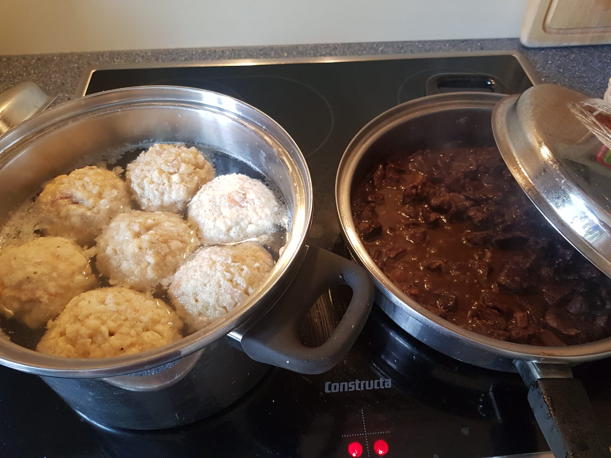 Gulasch mit Semmelknödeln.jpg