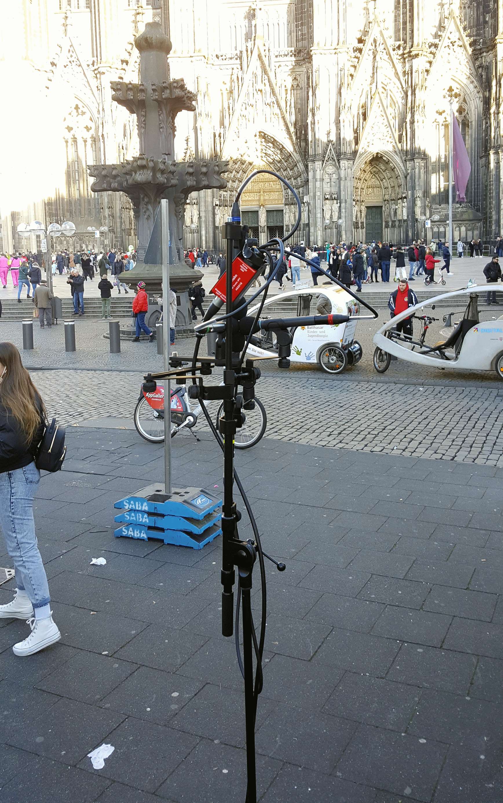 Ambisonice-Mikrofonsystem vor der Kreuzblume am Kölner Dom